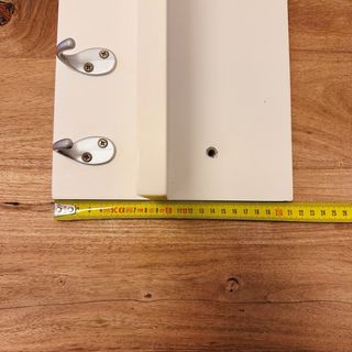 Perchero de pared blanco y ganchos de metal