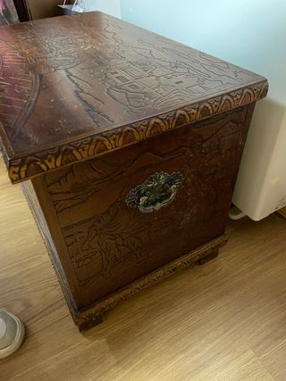 Baúl de madera tallada
