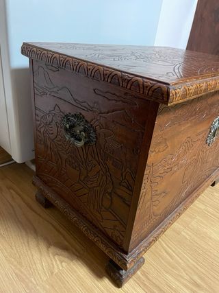 Baúl de madera tallada