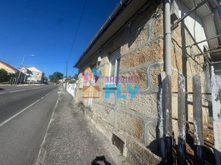 Chalet en venta en As Lagoas en Ourense