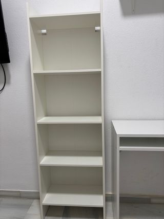 Estantería y escritorio blanco