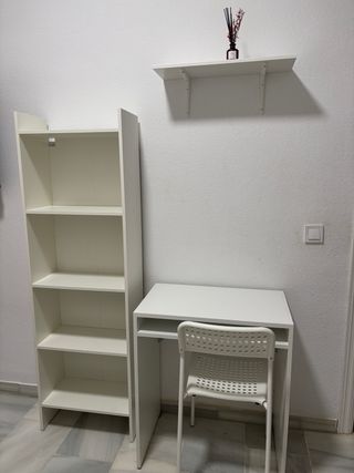 Estantería y escritorio blanco