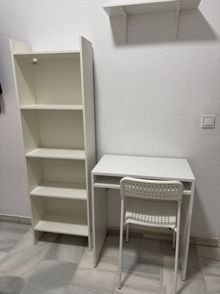 Estantería y escritorio blanco