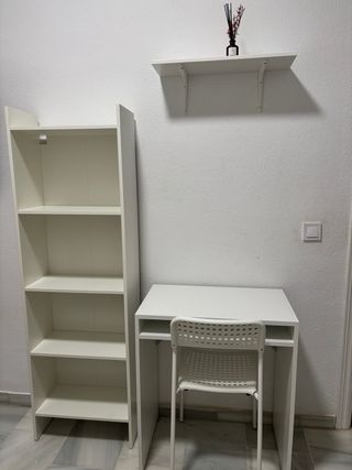 Estantería y escritorio blanco