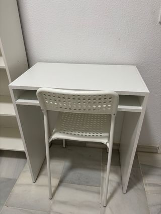 Estantería y escritorio blanco