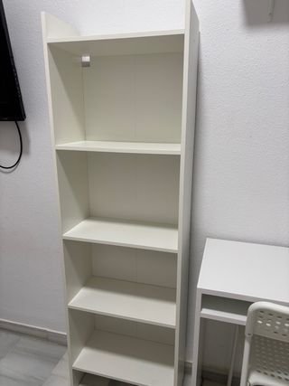 Estantería y escritorio blanco