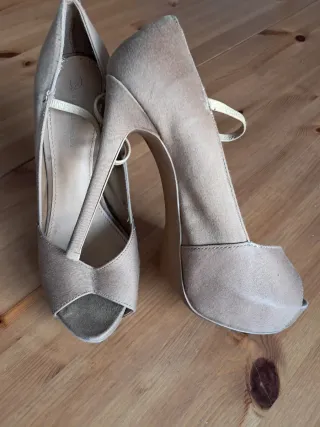 Zapatos de tacón beige/dorados