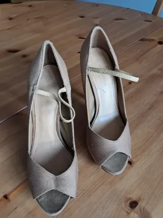 Zapatos de tacón beige/dorados