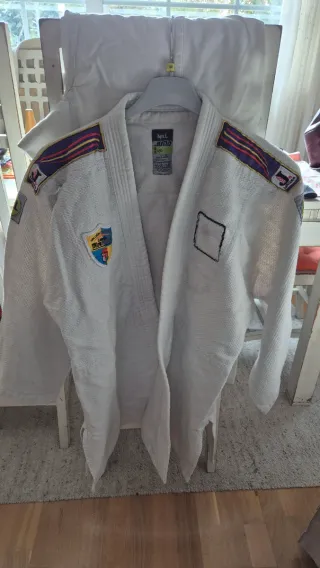 Kimonos Judo Miramadrid  2 Azules y 1 Blanco.