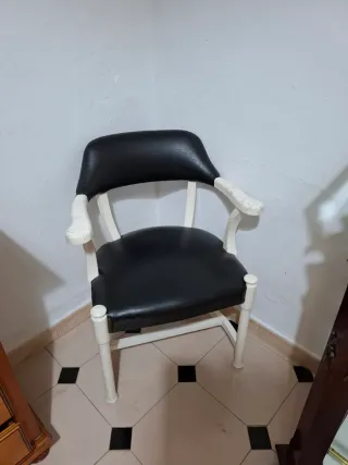 Conjunto de sillas negras y blancas