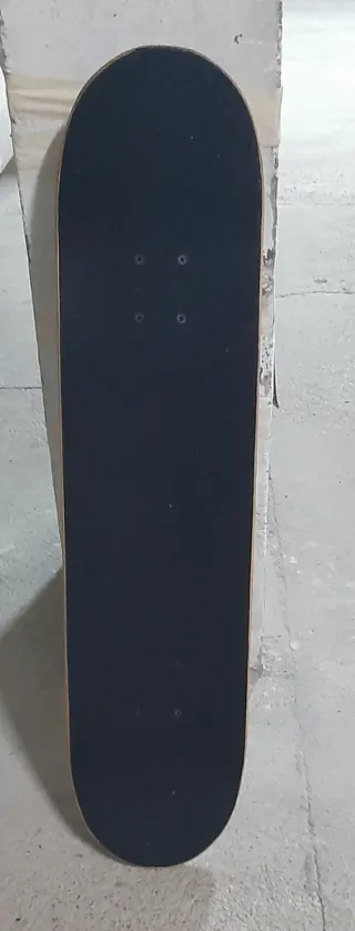 Skateboarding con diseño de calaveras