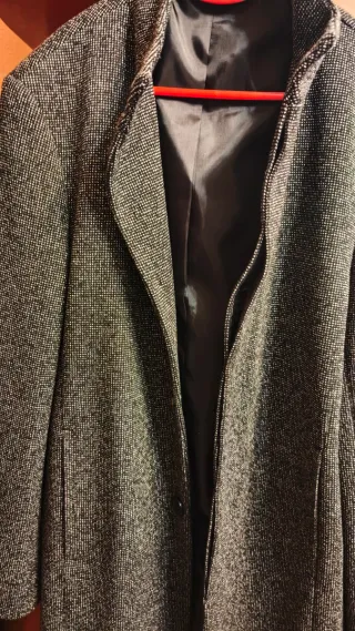 Abrigo de hombre gris y negro