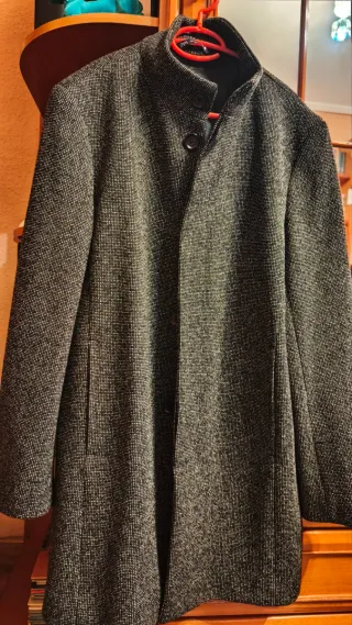 Abrigo de hombre gris y negro