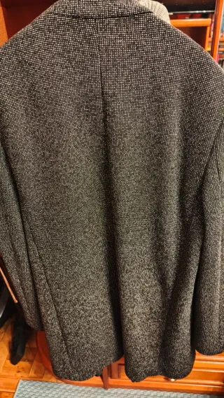 Abrigo de hombre gris y negro