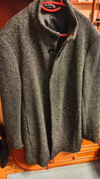 Abrigo de hombre gris y negro