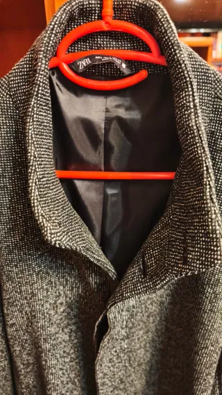 Abrigo de hombre gris y negro