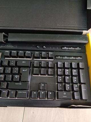 Corsair K68 RGB MX RED - Teclado gaming