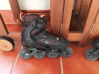 Patines en línea negros y naranjas