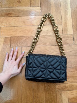 Bolso Zara negro con cadena dorada en buen estado