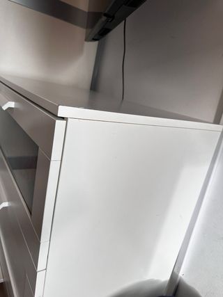 Cómoda blanca con cajones y frontal de cristal