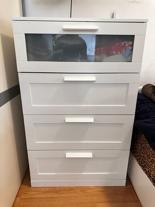Cómoda blanca con cajones y frontal de cristal