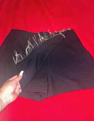 Falda short negra con detalles plateados