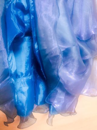 Vestido irisado estilo princesa con volantes