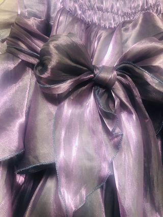 Vestido irisado estilo princesa con volantes