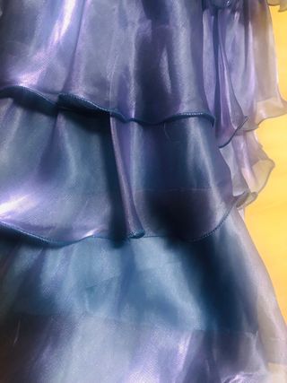 Vestido irisado estilo princesa con volantes