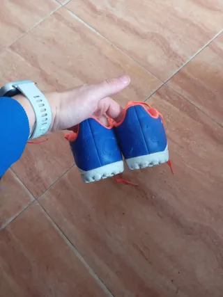 Tenis multitacos azules y naranjas