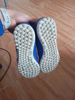 Tenis multitacos azules y naranjas