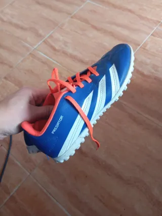 Tenis multitacos azules y naranjas