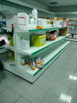 Estanterías y expositores metálicos