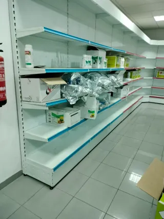 Estanterías y expositores metálicos