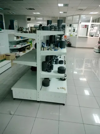 Estanterías y expositores metálicos