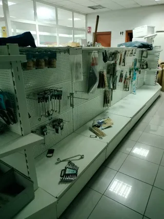 Estanterías y expositores metálicos