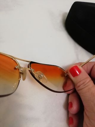 Gafas de sol Chanel doradas y naranjas