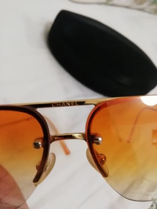Gafas de sol Chanel doradas y naranjas