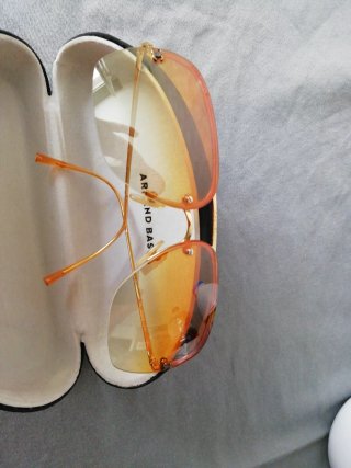 Gafas de sol Chanel doradas y naranjas
