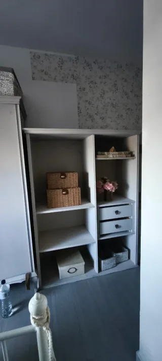 Estantería restaurada madera y mimbre