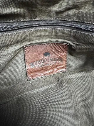 Bolso de piel marrón y beige