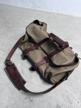 Bolso de piel marrón y beige