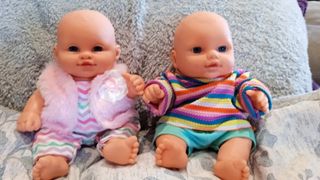 Dos muñecos bebés con ropa