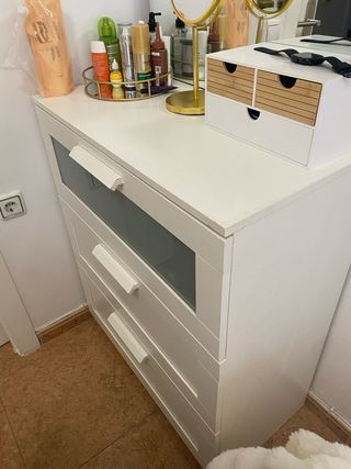 Cómoda IKEA blanca con cajones