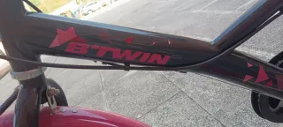 Bicicleta infantil Btwin 20 rosa y negra