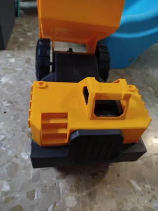 Camión de juguete amarillo