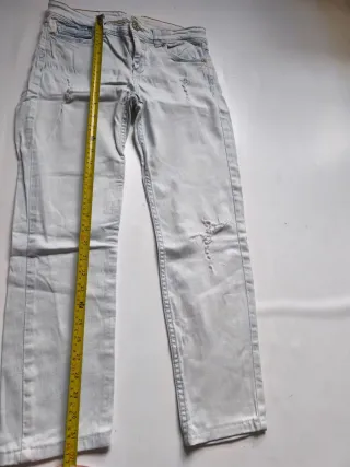 Pantalón vaquero desgastado azul claro