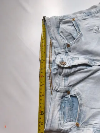 Pantalón vaquero desgastado azul claro