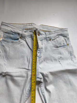 Pantalón vaquero desgastado azul claro