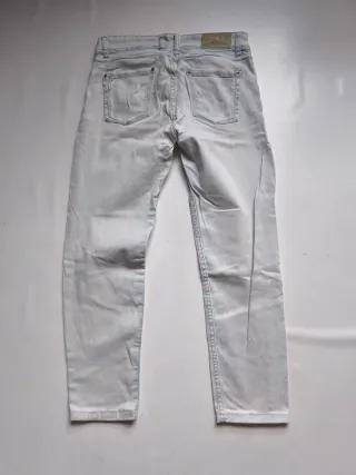 Pantalón vaquero desgastado azul claro